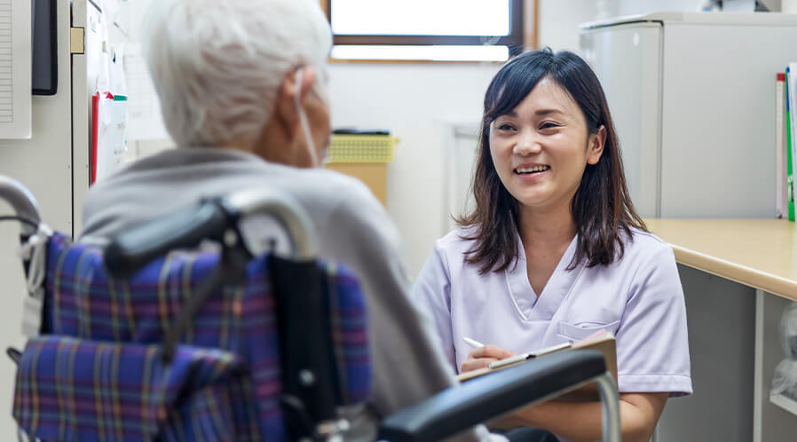 施設で食事や相談などのサービスを受けながら安心して生活したい。