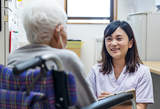 施設で食事や相談などのサービスを受けながら安心して生活したい。